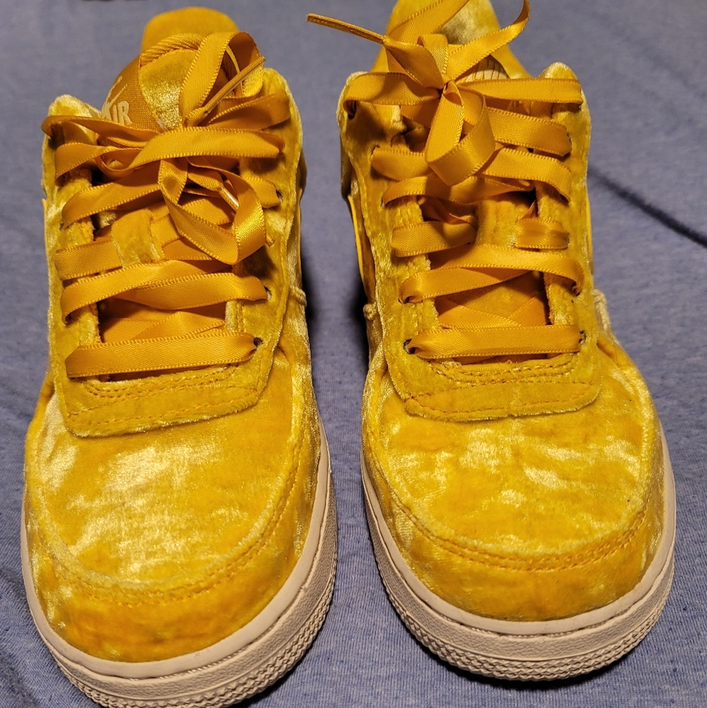 Nike Air Force 1 Velour size 4